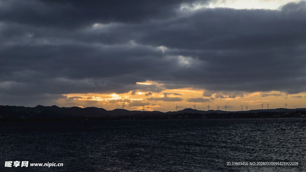 黄昏时分的海边壮丽天空