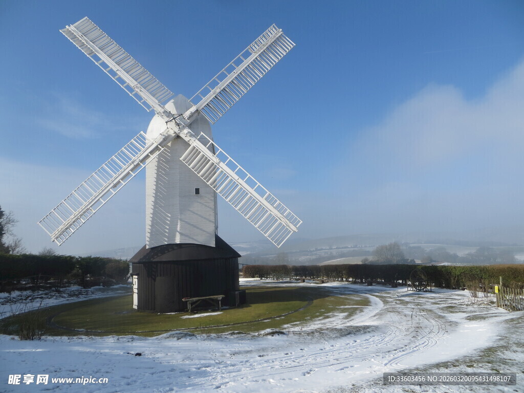 雪地上的白色风车