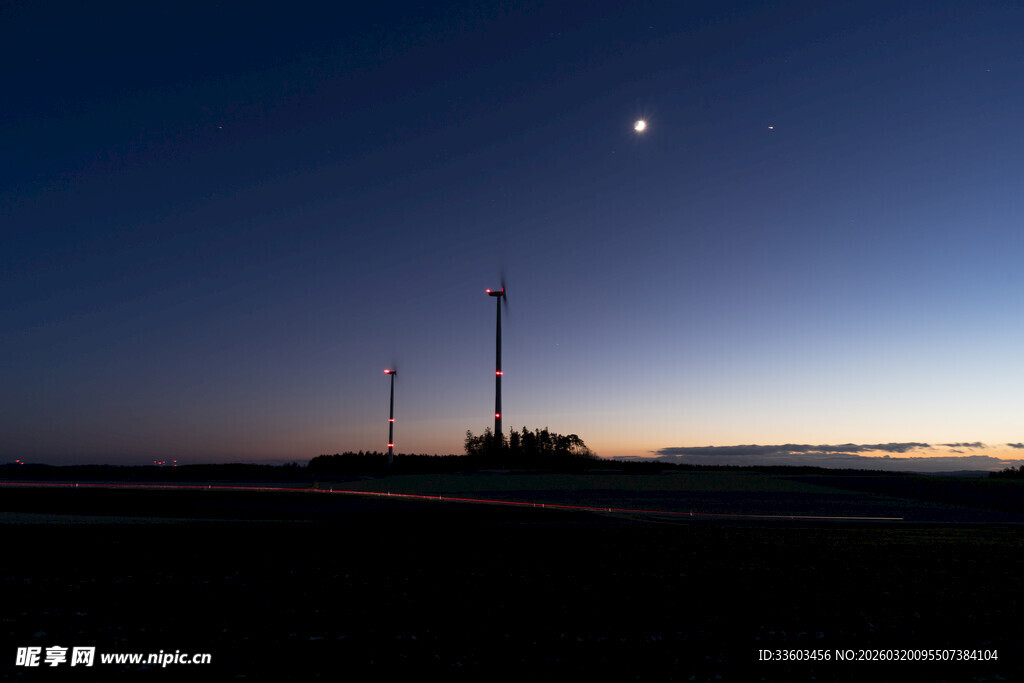 夜幕下的通信塔与星月