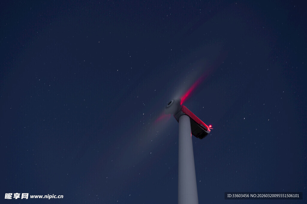 夜空中的红色风力发电机