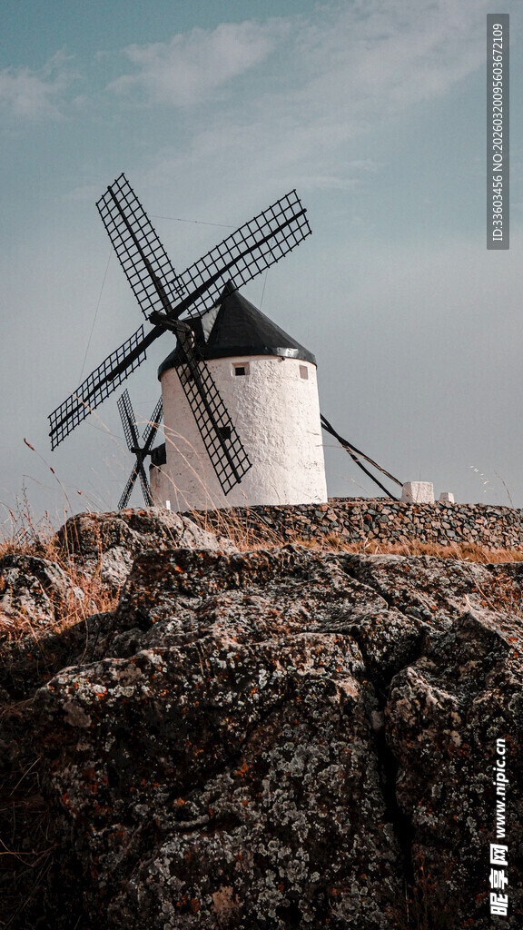 山丘上的古老风车