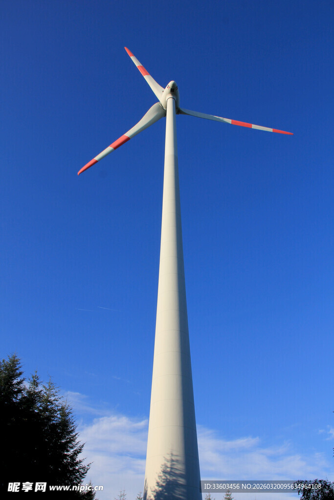 蓝天之下的巨型风力发电机