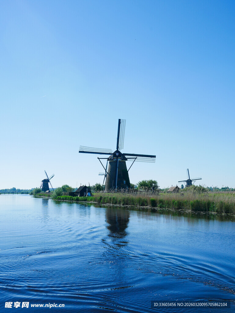 荷兰风车旁的宁静水域