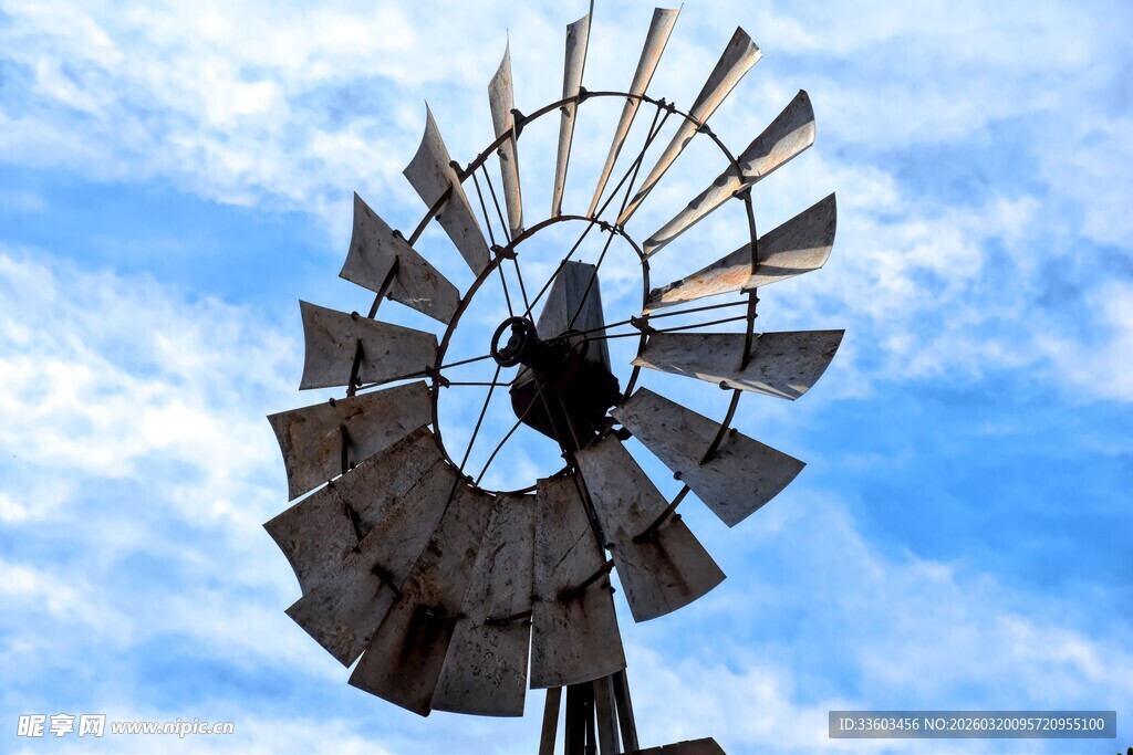 老式风车在蓝天背景下