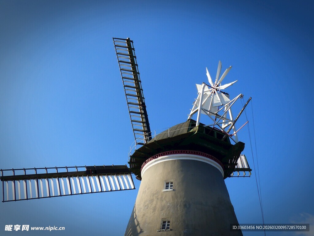 古老风车矗立蓝天之下