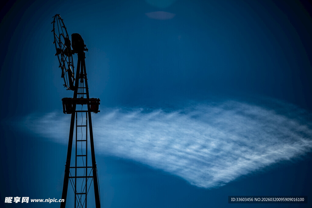 夜空下的石油钻井平台