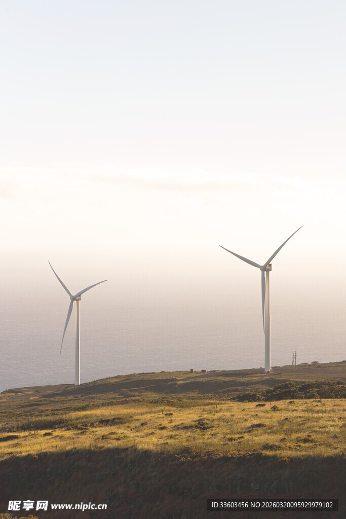草原上的风力发电机