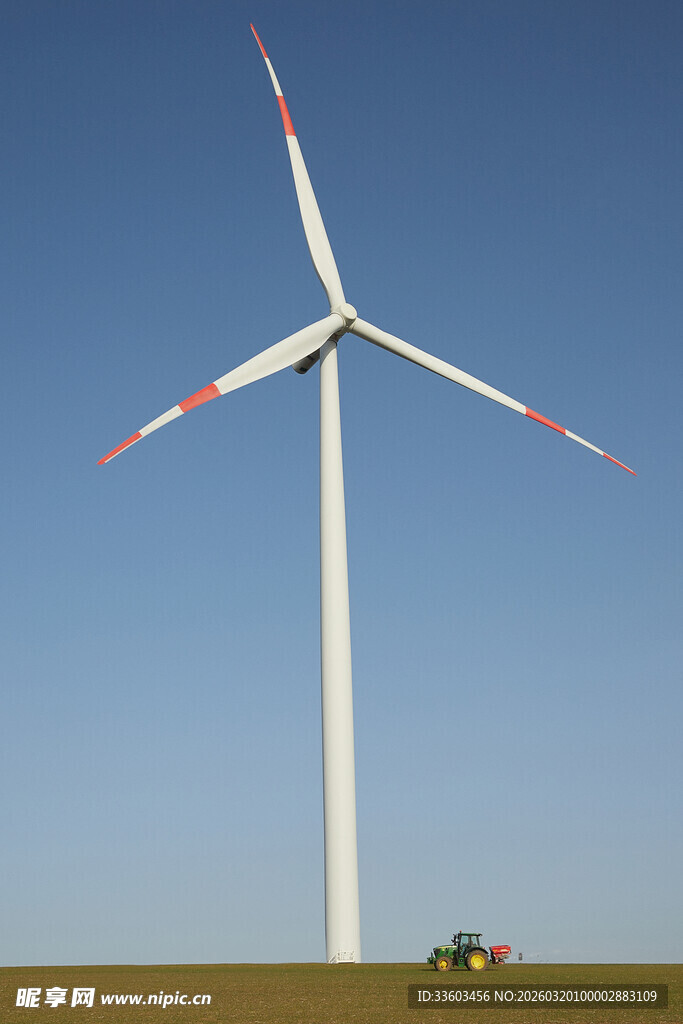 田野中的大型风力发电机