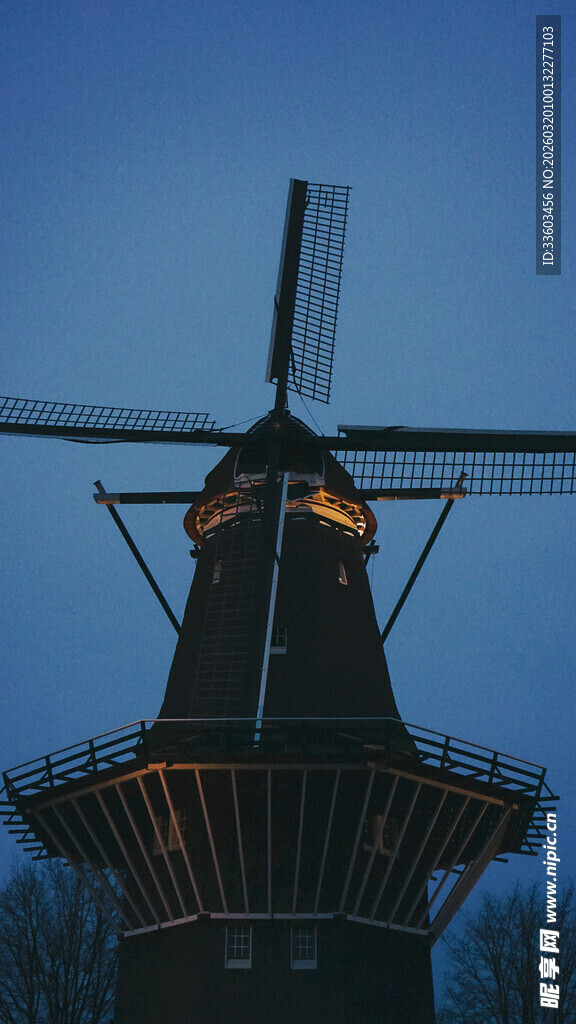 黄昏下的古老风车