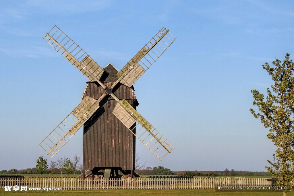 田野中的古老风车