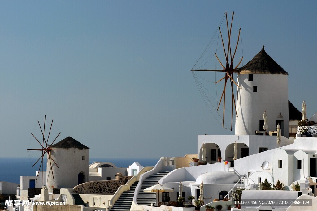 圣托里尼的白色风车景观
