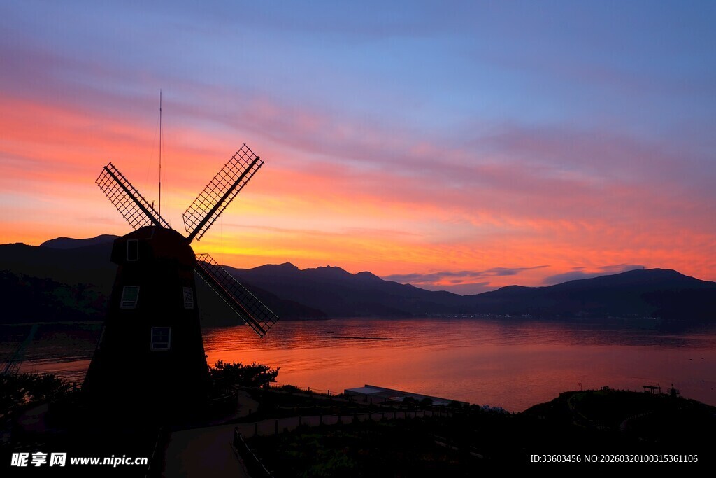 夕阳下的风车与美丽湖景
