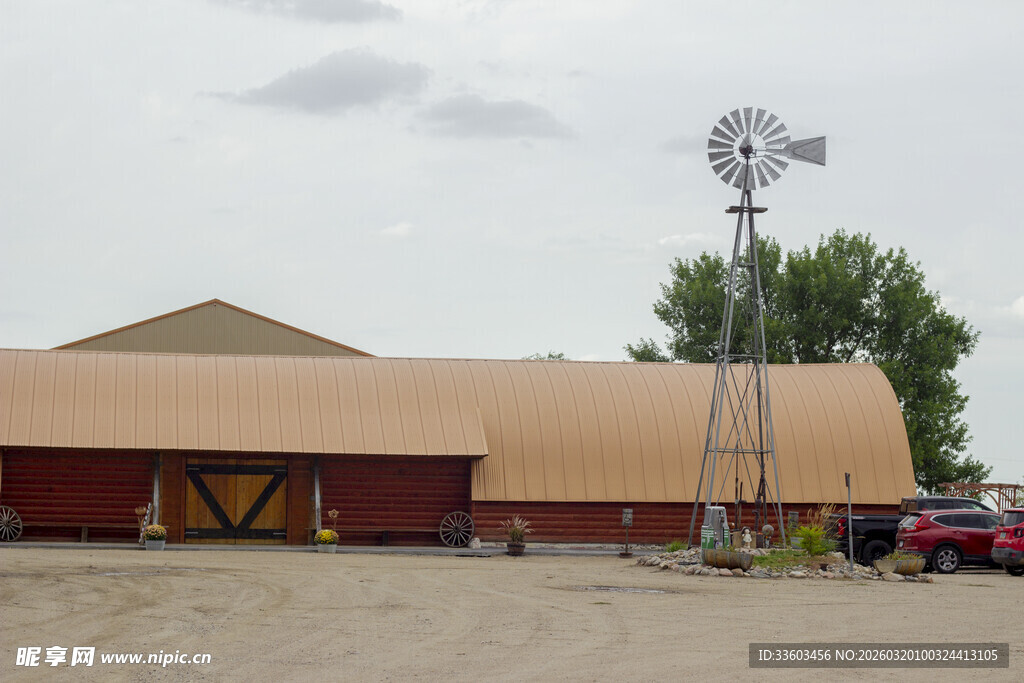 乡村农场场景中的风车与棚屋