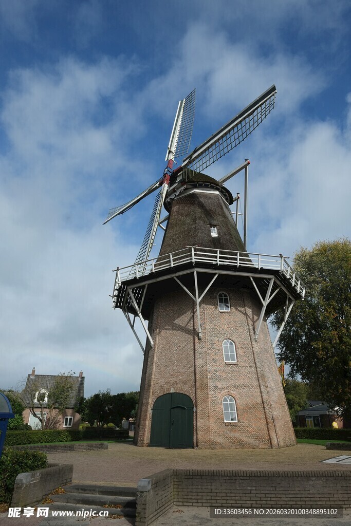 古老风车屹立于蓝天之下