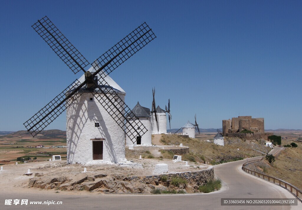 田野中的古老风车景观