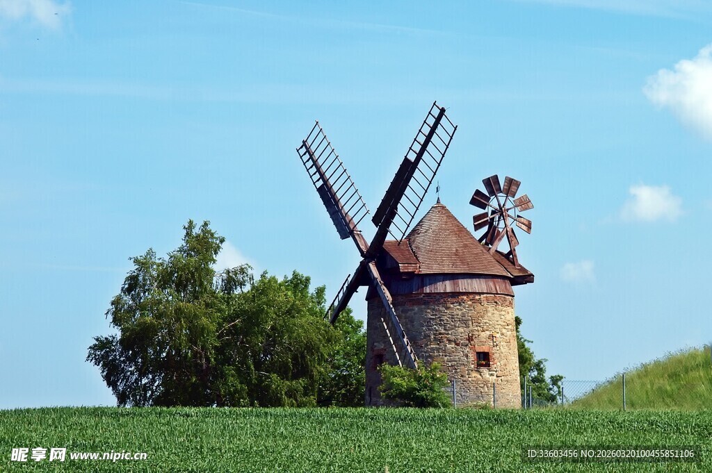 田园中的古老风车