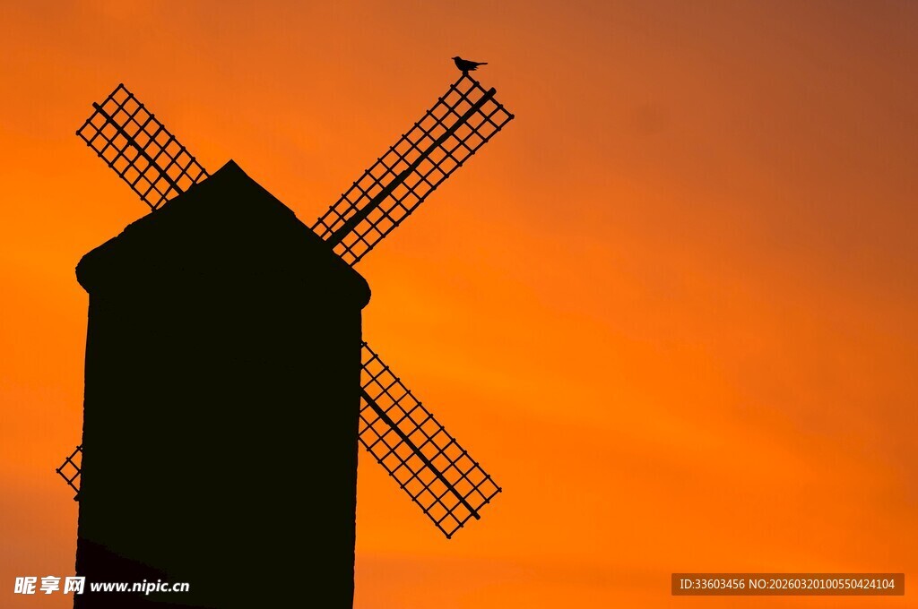 夕阳下的风车剪影