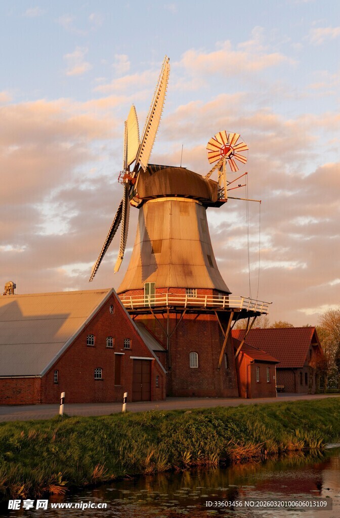 夕阳下的古老风车景观