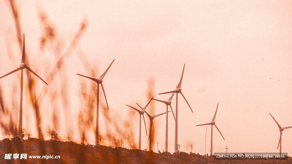 夕阳下的风力发电机群