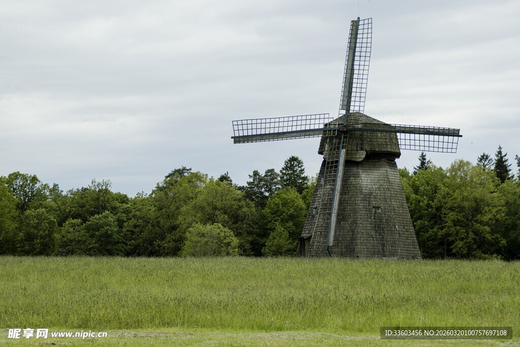 田野中的古朴风车