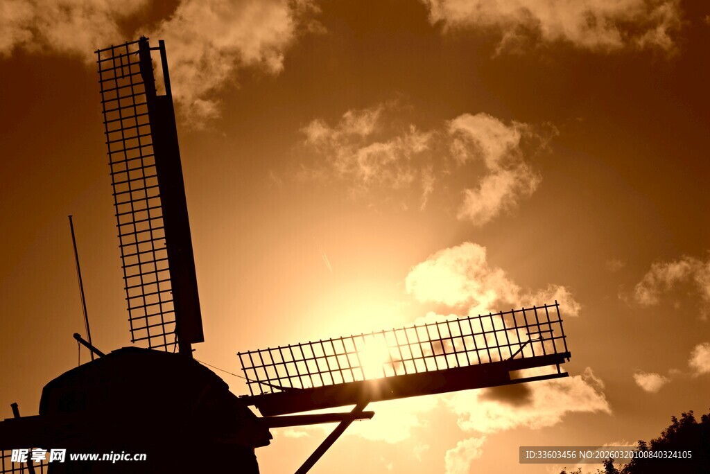 夕阳下的风车剪影