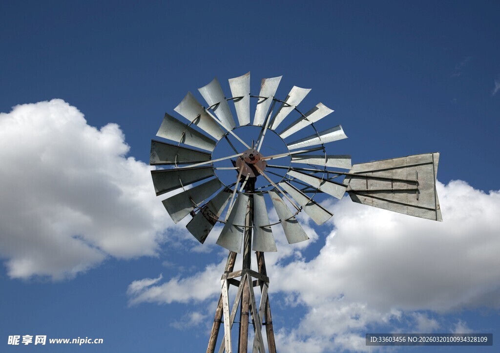 蓝天中的老式风车