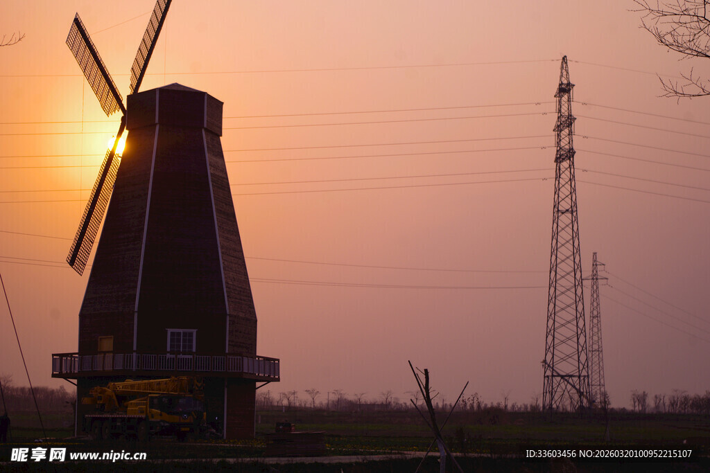 夕阳下的风车与通信塔