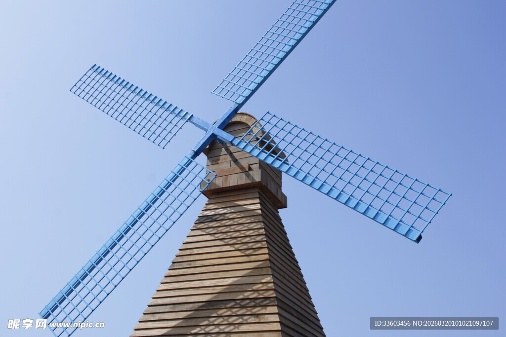 蓝天中的古老风车