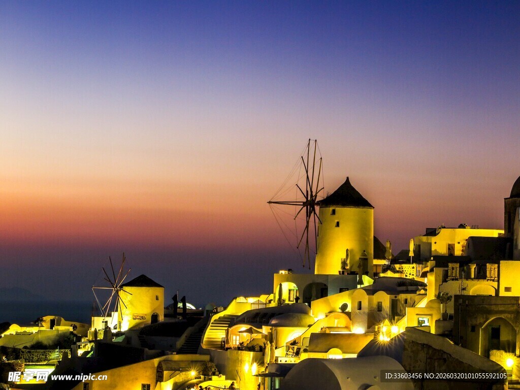 圣托里尼黄昏下的梦幻小镇