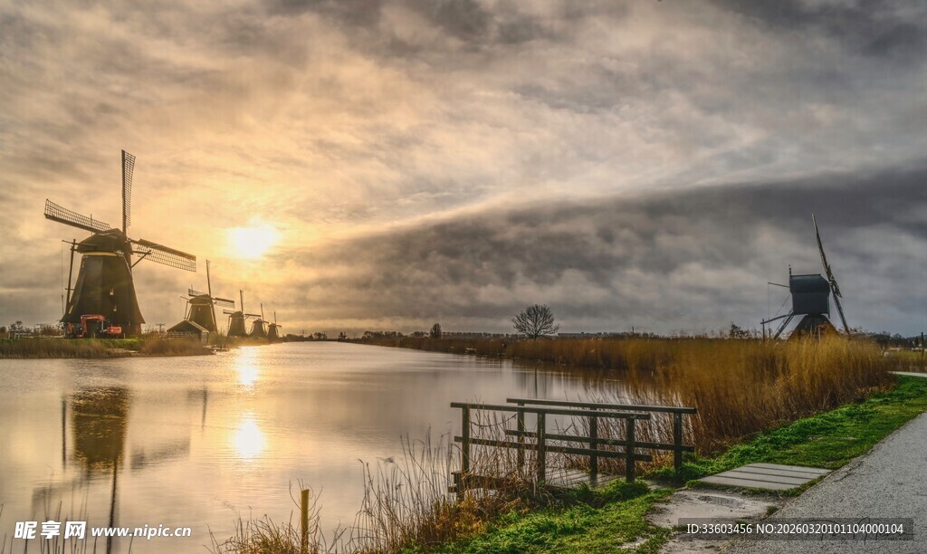 河畔风车日出美景