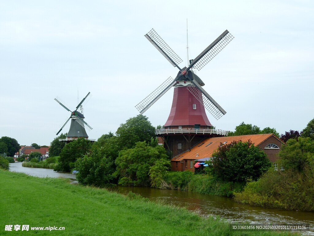 荷兰田园中的古老风车