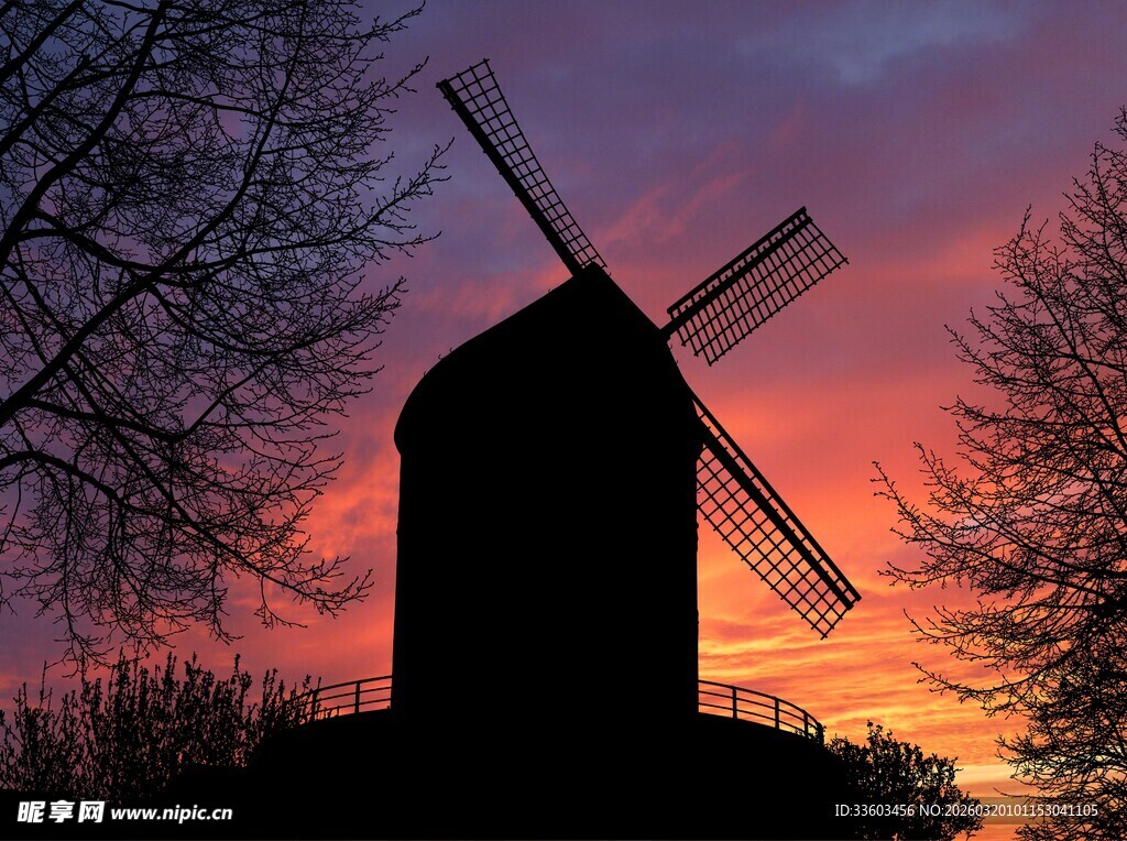 夕阳下的风车剪影