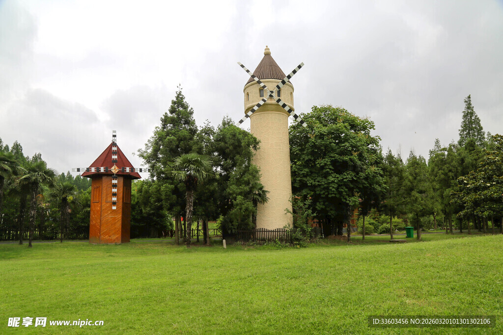 草坪上的两座特色建筑