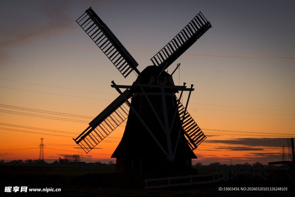 夕阳下的风车剪影