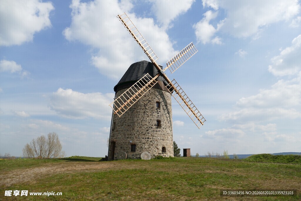 古老风车矗立开阔原野