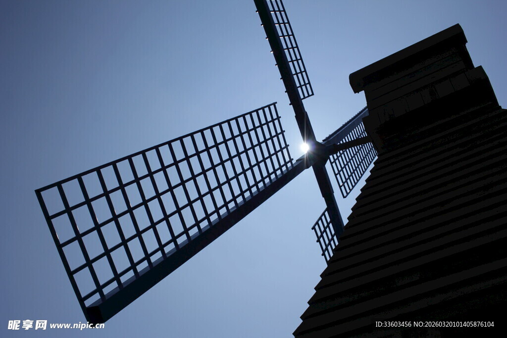 古老风车的剪影