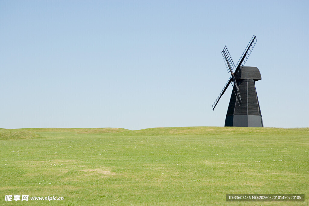 草原上的古老风车