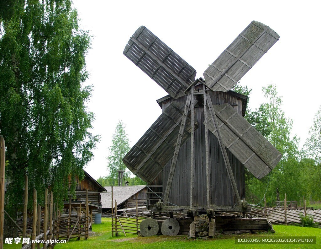古老木质风车立于绿野