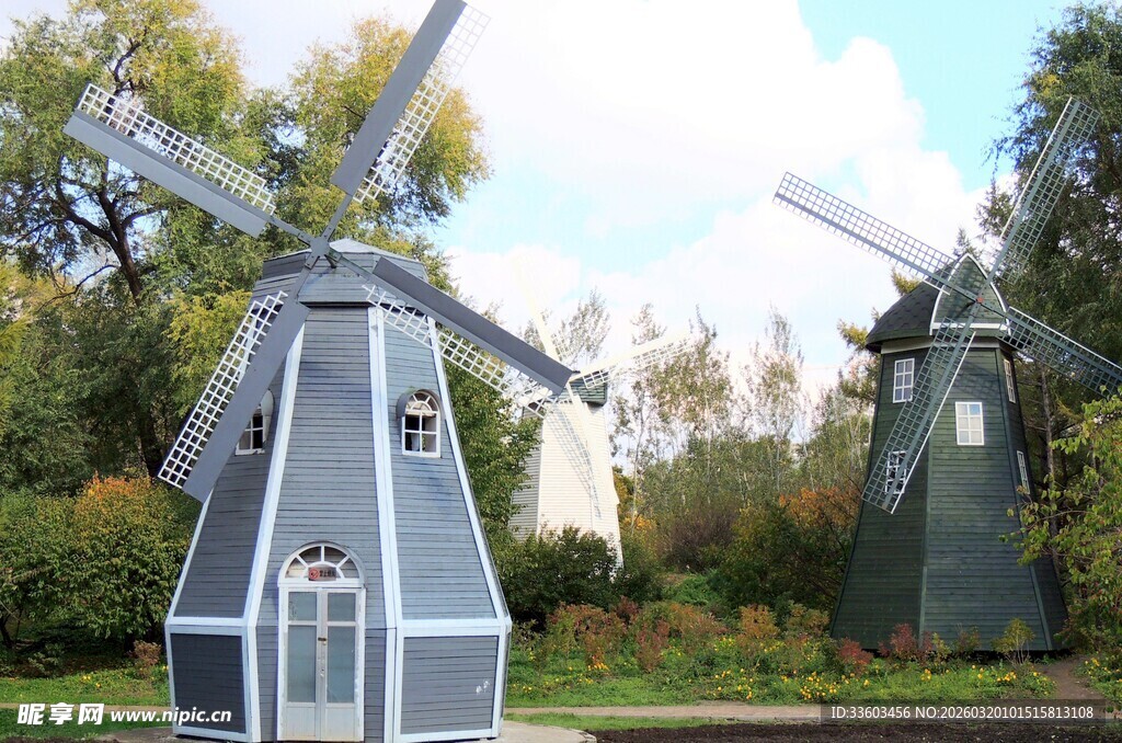 田园中的复古风车景观