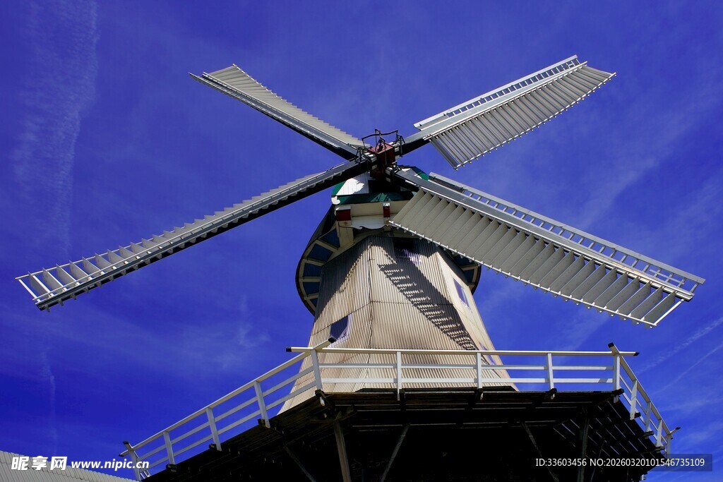 古老风车矗立蓝天之下