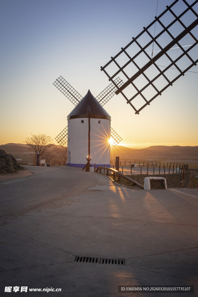 夕阳下的风车美景