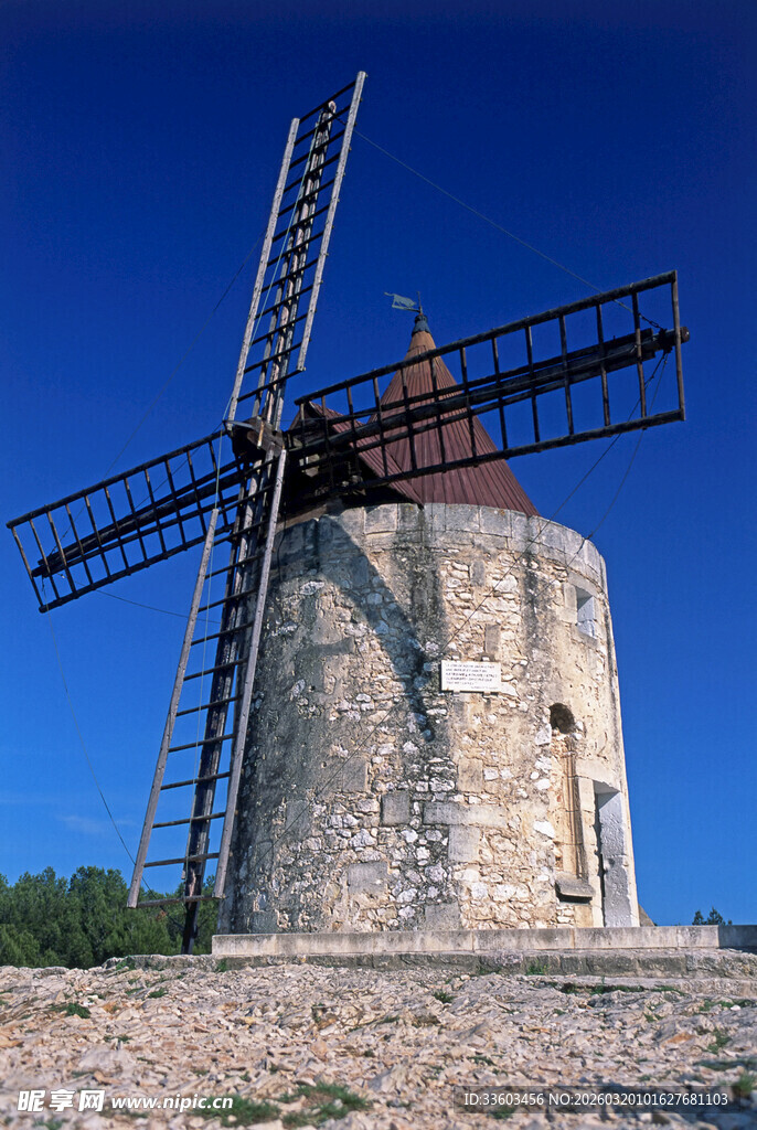 古老风车矗立蓝天之下