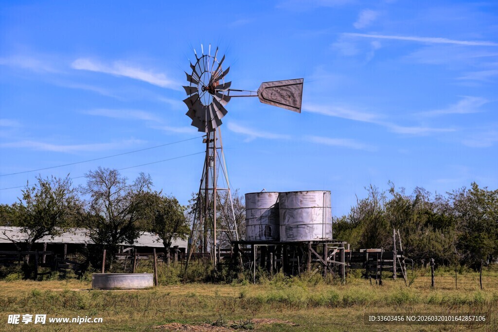 乡村风车与储水罐景观