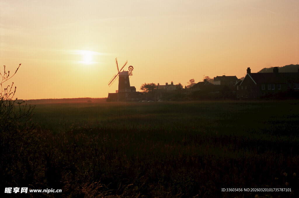 夕阳下的风车田园美景