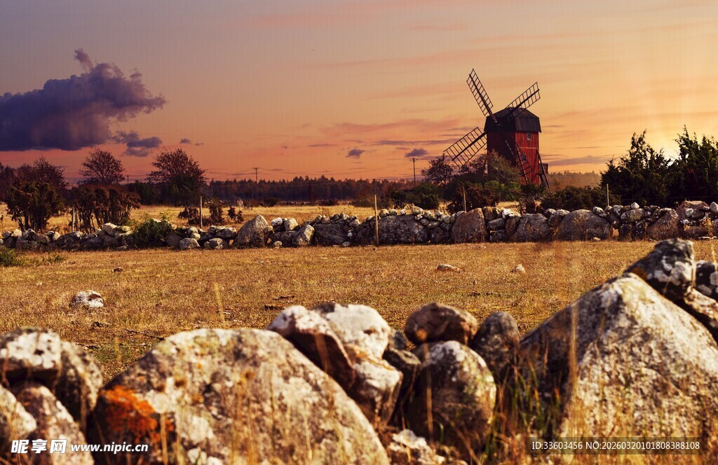 夕阳下的风车与石堆景观