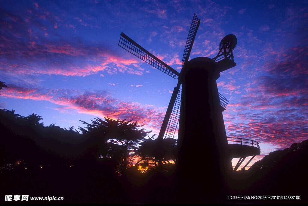 夕阳下的风车美景