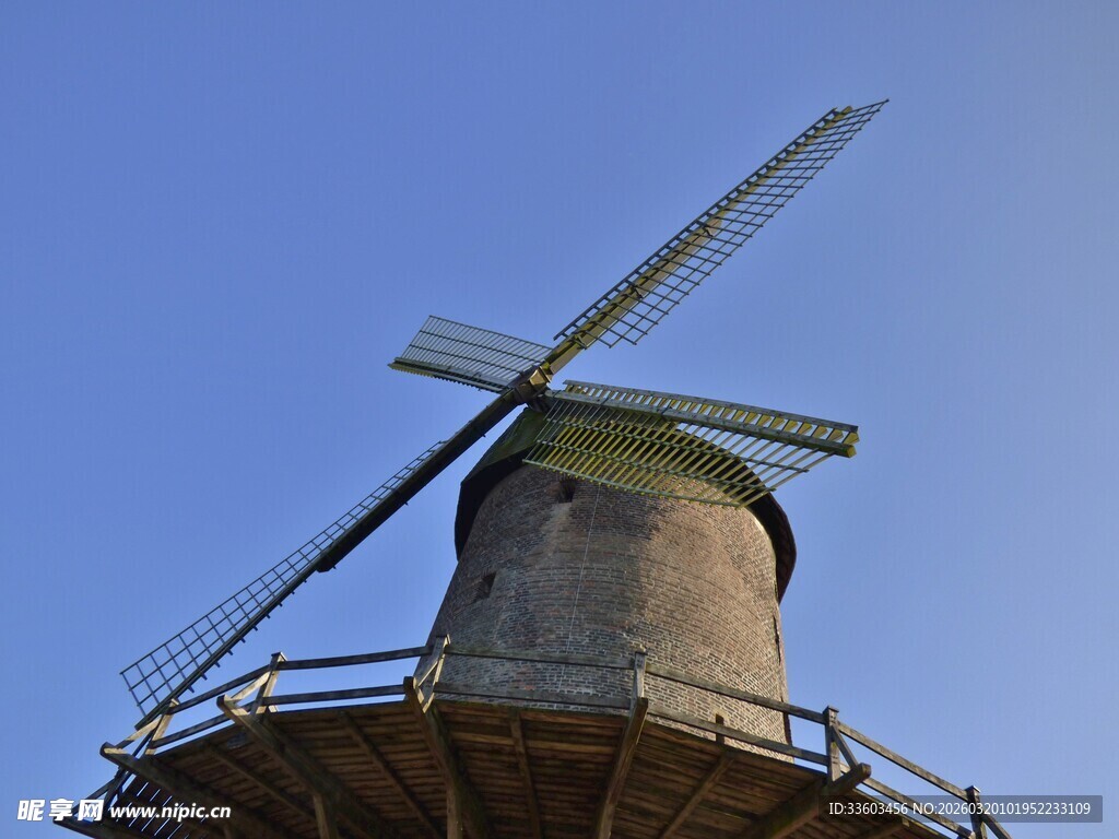 古老风车矗立蓝天之下