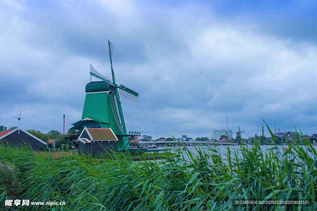 荷兰田园中的绿色风车