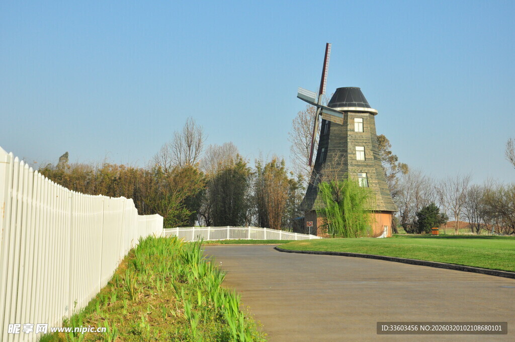 乡村小道旁的古老风车