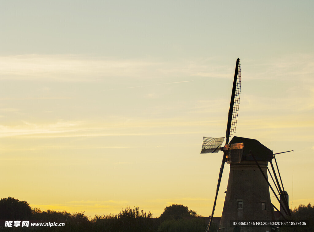 夕阳下的古老风车